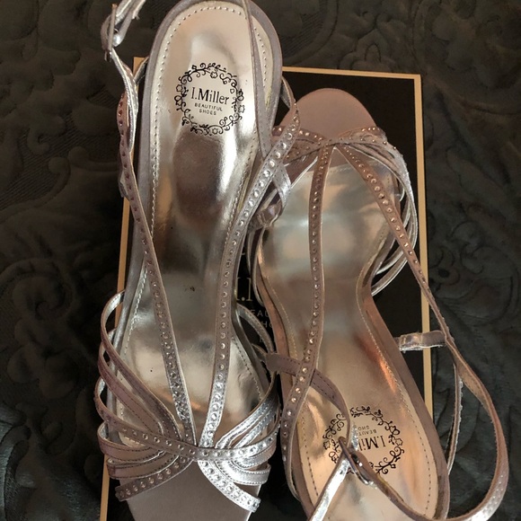 Silver satin and rhinestone 3.5 heel sandal. - Picture 3 of 4